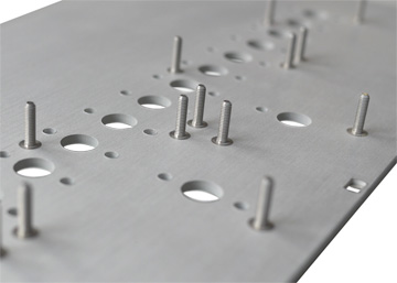 Frontblende mit Einpressbolzen