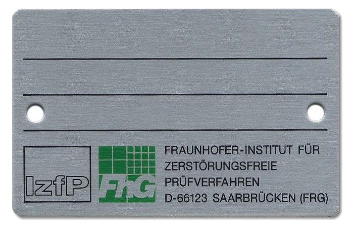 Typenschild mit Bohrungen